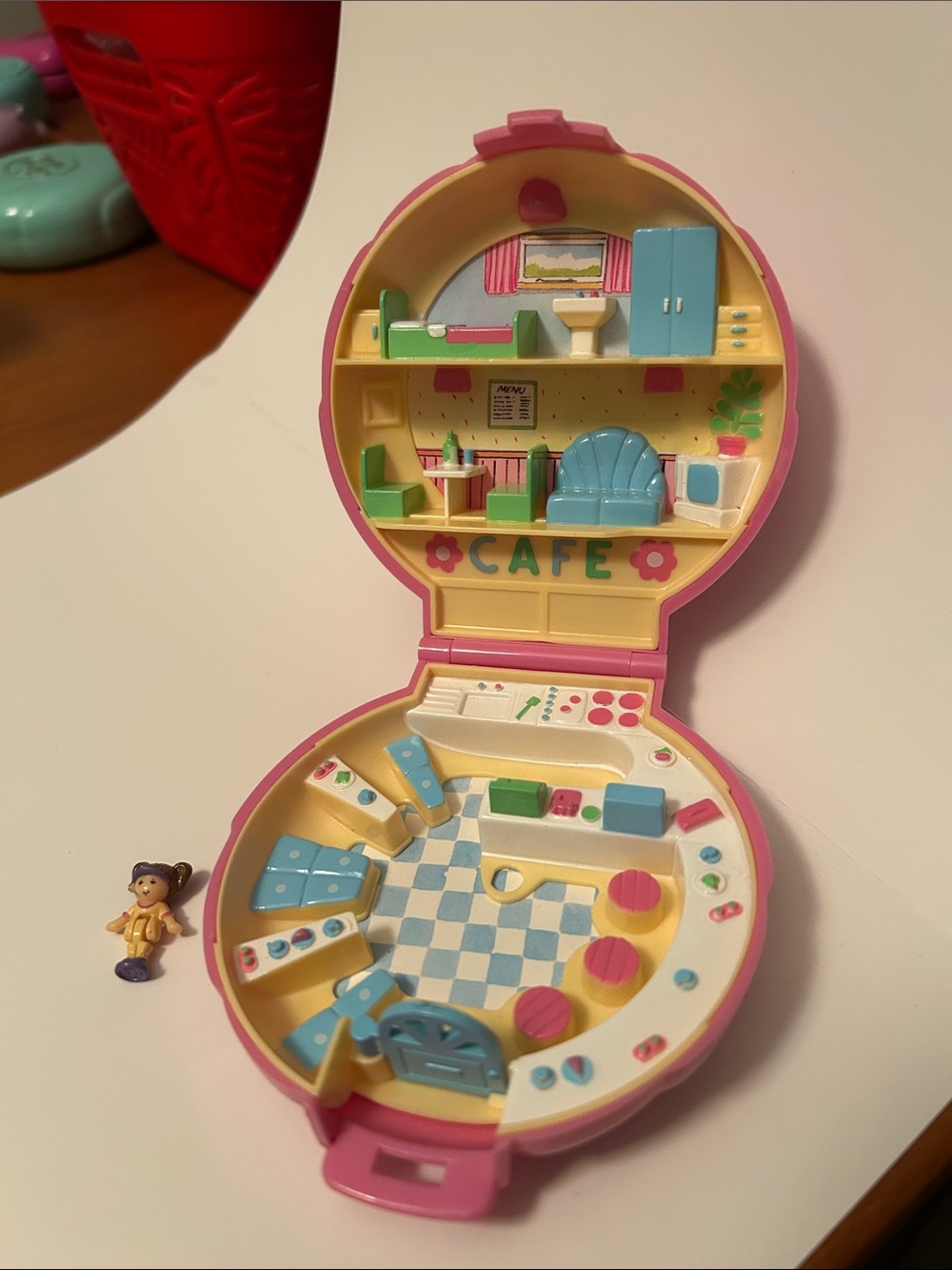 1989 Polly Pocket Cafe/Diner Themed Seashell Compact with figurine